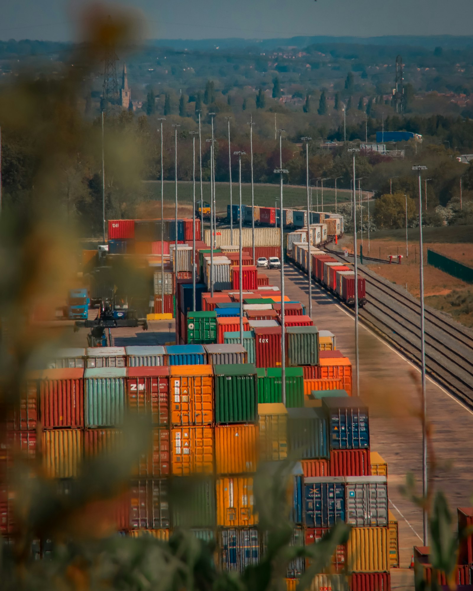 Terminal de contenedores con vías de tren